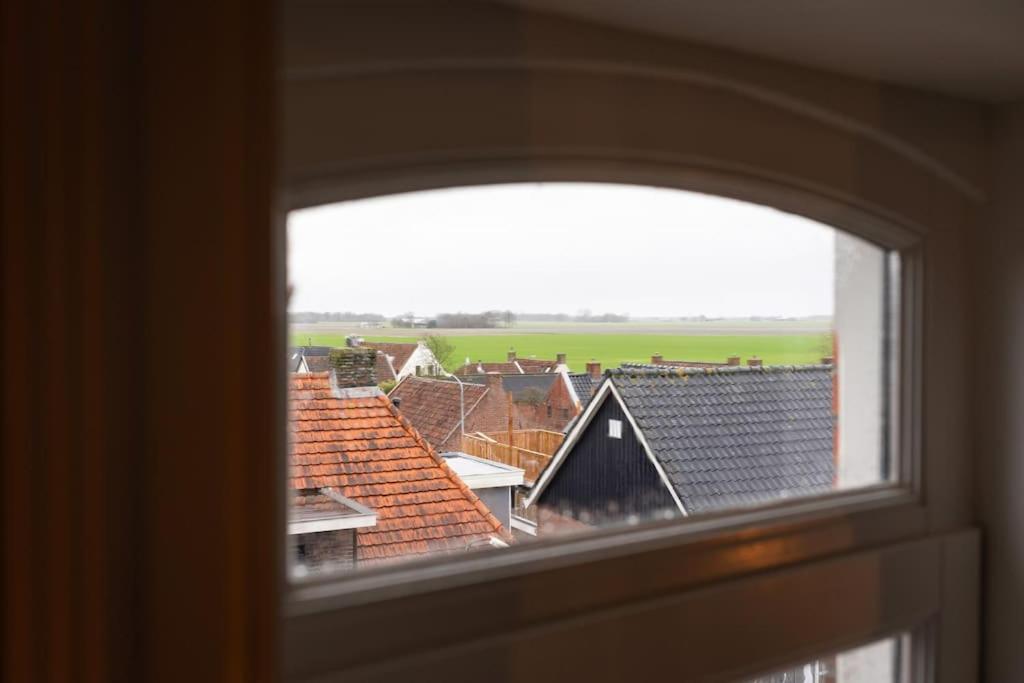 Sfeervol Verblijf In Oude Gemeentehuis Eenrum. Exterior foto