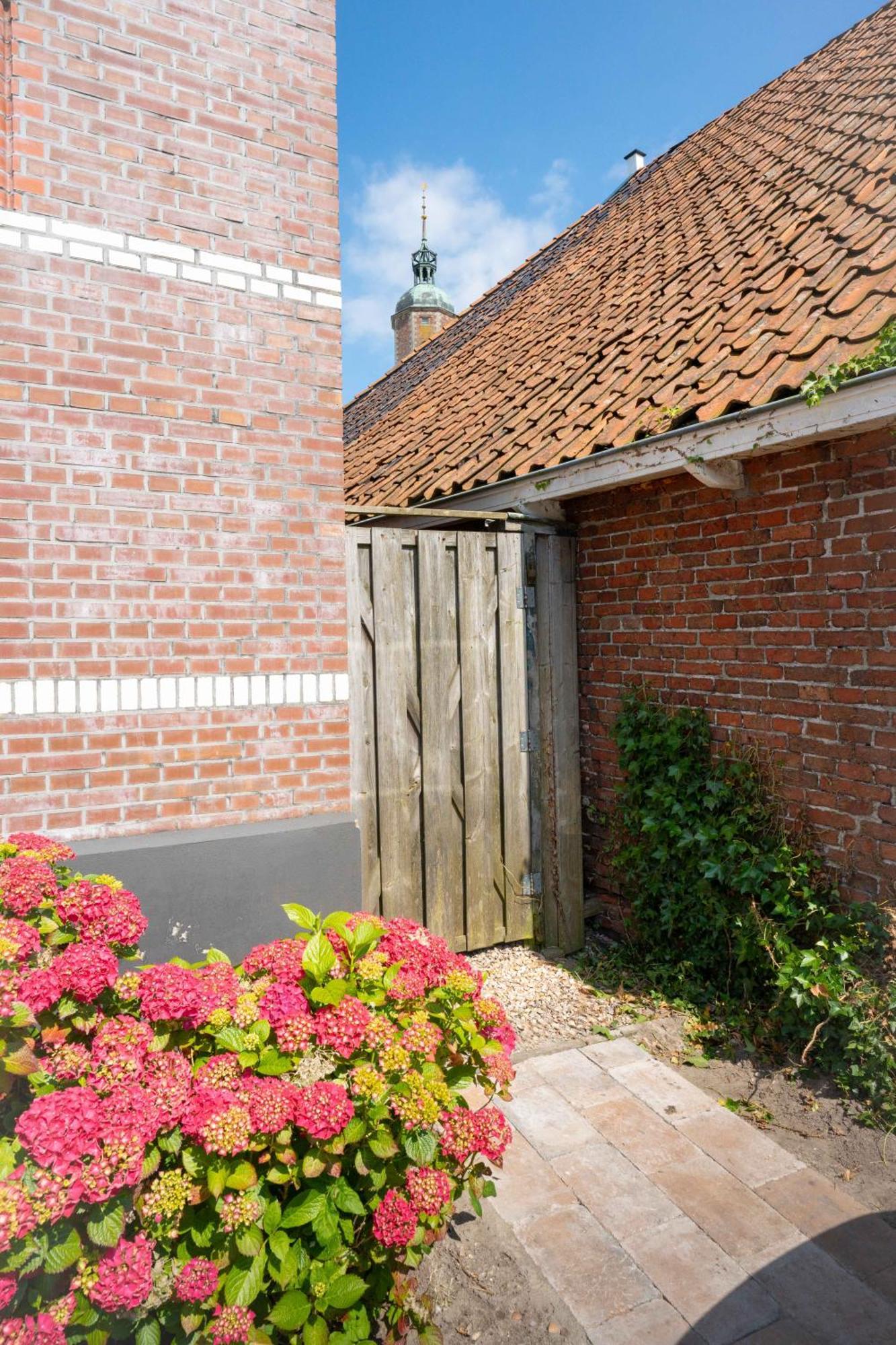 Sfeervol Verblijf In Oude Gemeentehuis Eenrum. Exterior foto